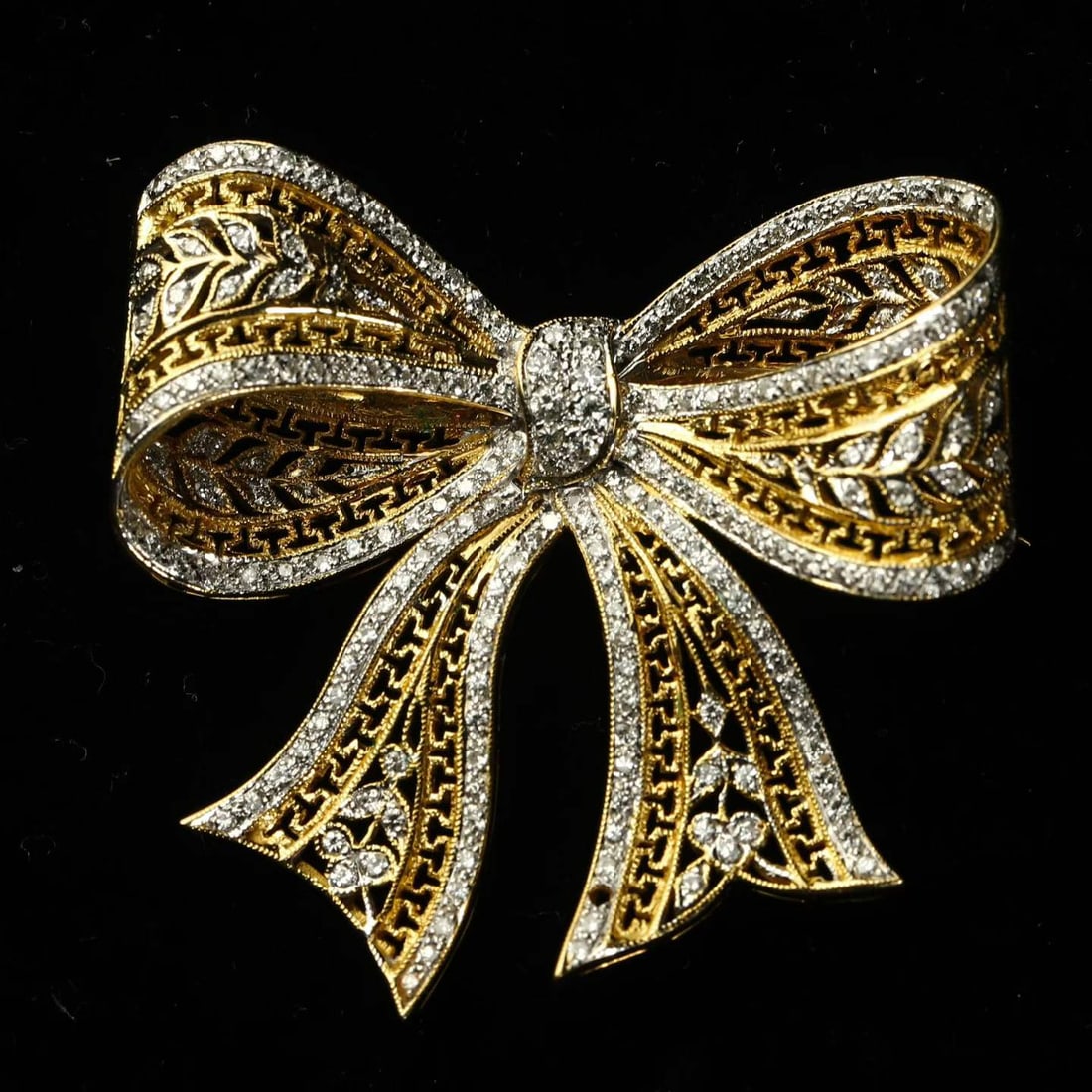 Art Deco Period (1925-1935) Hand-Fabricated 18K Gold Bow-Shaped Brooch: 4.1*4cm Wt:14.3g This brooch is entirely hand-crafted in 18K gold. The timeless bow motif is one of the most iconic themes within European aristocratic jewellery. Exquisite open-work gold chasing pair
