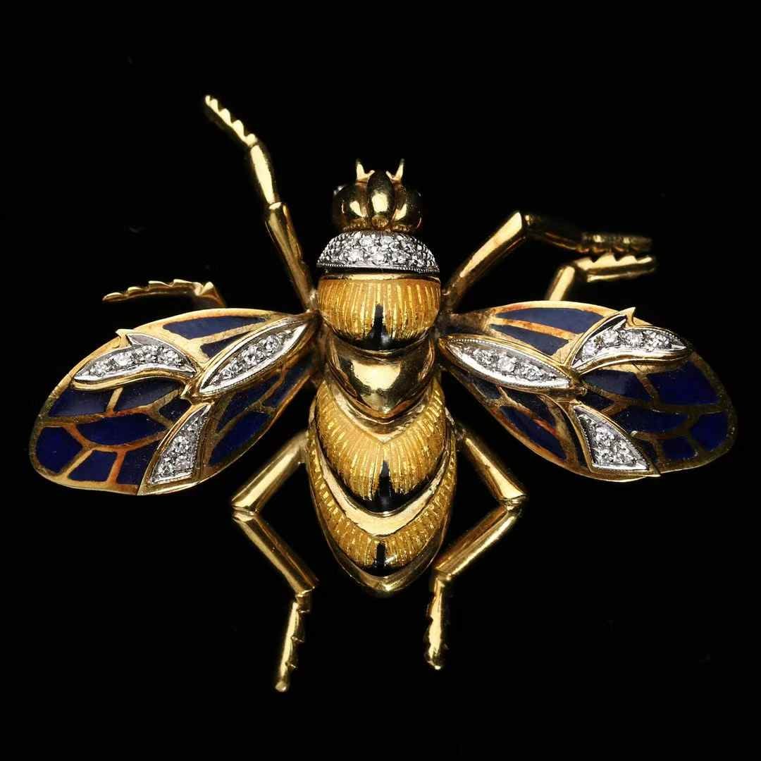 Retro Period Italian Plique-a-Jour Enamel 18K Gold Bee Brooch: 5.6*5cm Wt:24.9g Entirely hand-crafted in 18K gold. The body is decorated with guilloche enamel, while the wings are executed in plique-a-jour enamel, accented with diamond settings. Two of the most t