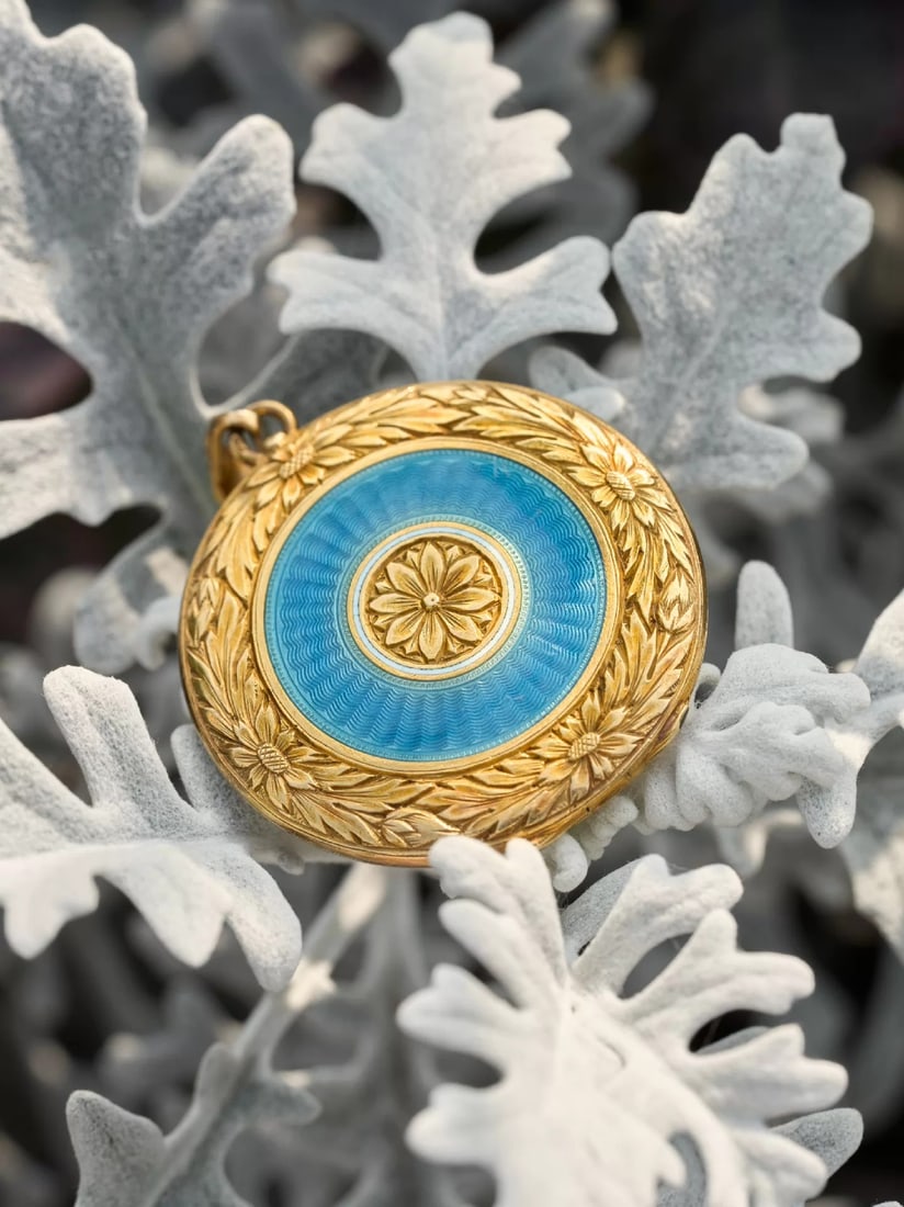 French 1900s Art Nouveau Period 18K Gold Enamel-Fired Antique Locket: D:3.1cmWt:11g Hand-crafted in 18K gold with fired enamel and hand-chased gold decoration. Rendered as a lush floral bouquet motif accented with blue wavy-pattern enamel, delicate and exquisitely
