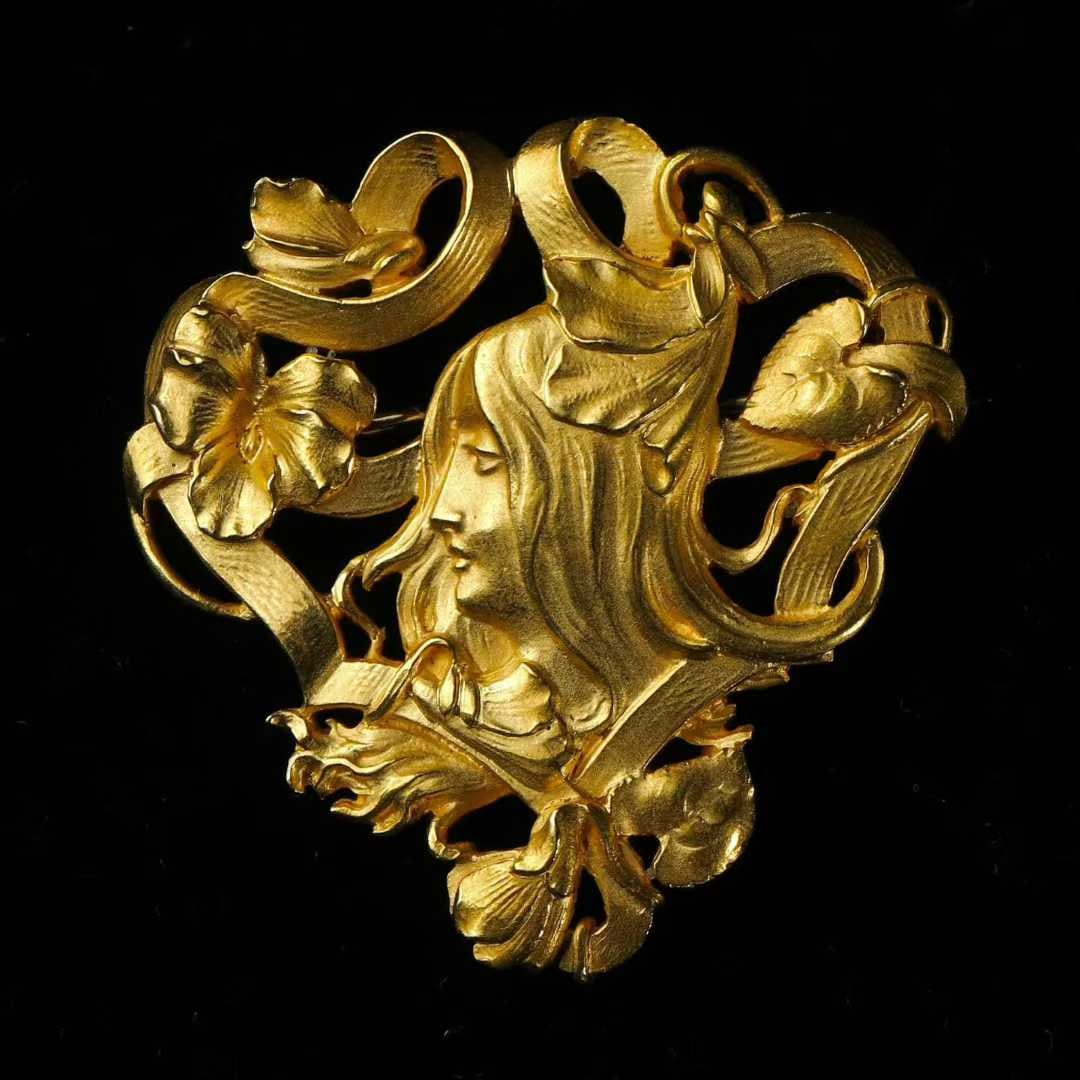 Art Nouveau Period (1880-1920) French 22K Gold Brooch with Maiden Portrait: 3.8*3.7cm Wt:21.6g Entirely hand-crafted in high-grade 22K gold. Gold is sculpted to capture the youthful spirit of a maiden amid blossoms, rendered romantically and elegantly with fluid lines. The he