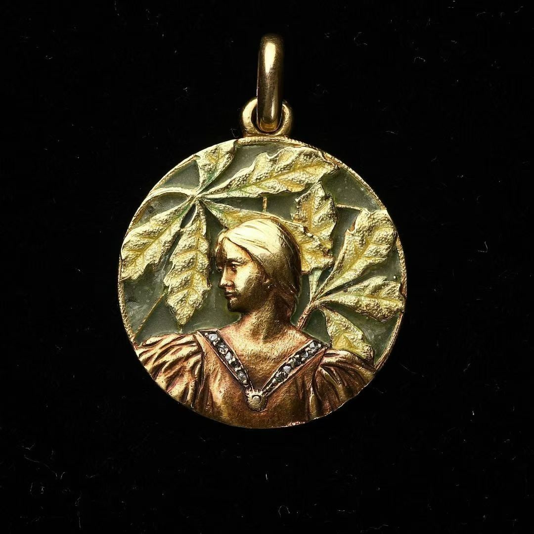 Masriera Plique-a-Jour Enamel 21K Gold Pendant: 3.8*2.8cm Wt:13.5g Entirely hand-crafted in 21K gold, this piece takes nature and human figures as its theme, combining plique-a-jour enamel with translucent enamel. Its production required more than 