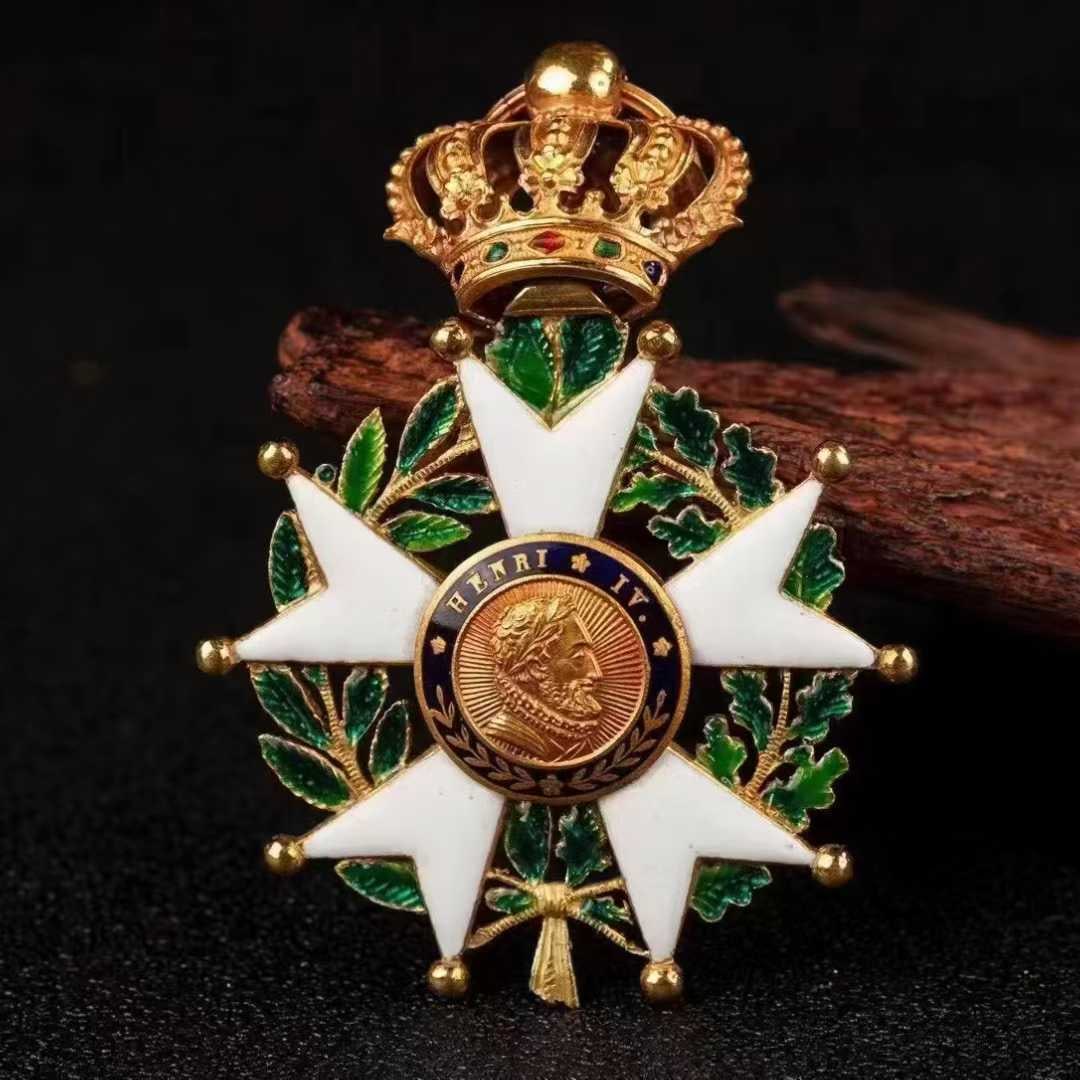 French Legion of Honour Gold and Enamel Medal, 1830-1848: 6.8*4.2cm Wt:18.6g The Legion d'Honneur medal features a bifurcated-tipped Maltese five-pointed star as its main body, decorated with white enamel. Surrounding the star is an oak-leaf wreath executed 
