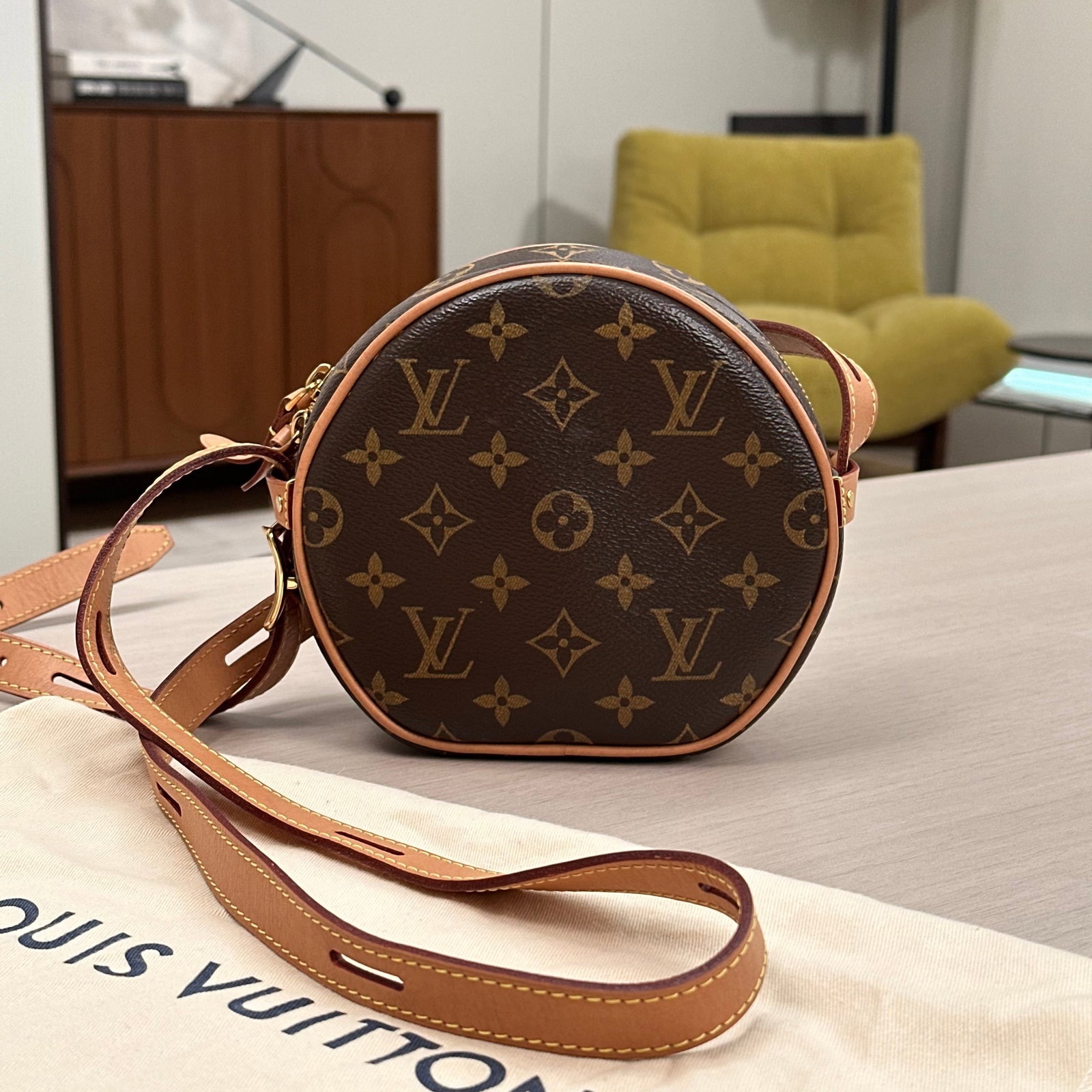 Louis Vuitton Boite Chapeau Souple Handbag, Monogram Coated Canvas, Natural Cow-hide Trim, Gold-Tone: 18*16*7cm