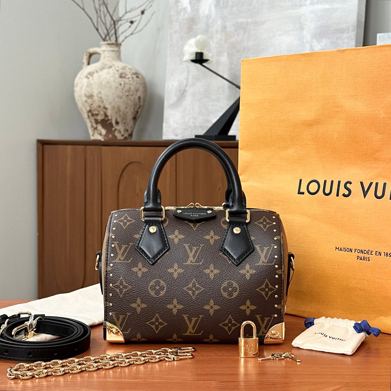 Louis Vuitton Speedy Trunk 20 Handbag, Monogram Coated Canvas, Black Cowhide Trim, Gold-Tone: 20*13.5*12cm