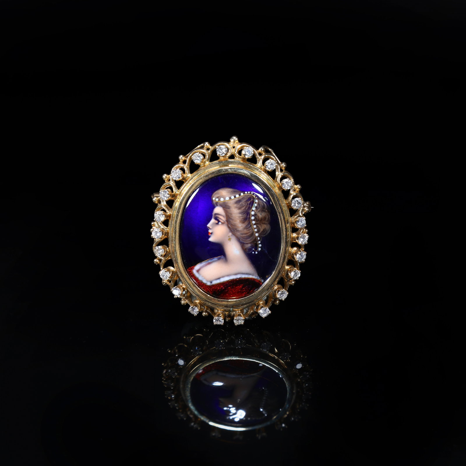 19th-Century French 14K Gold Diamond Lady's Brooch-Pendant, Dual-Wear with Enamel Decoration: 4cm*4.7cm Wt:17.87g The obverse features a profile portrait of a noblewoman adorned with a pearl-set headdress. The border is encircled by 22 diamonds, each approximately 3 mm, totalling around 2 ct.