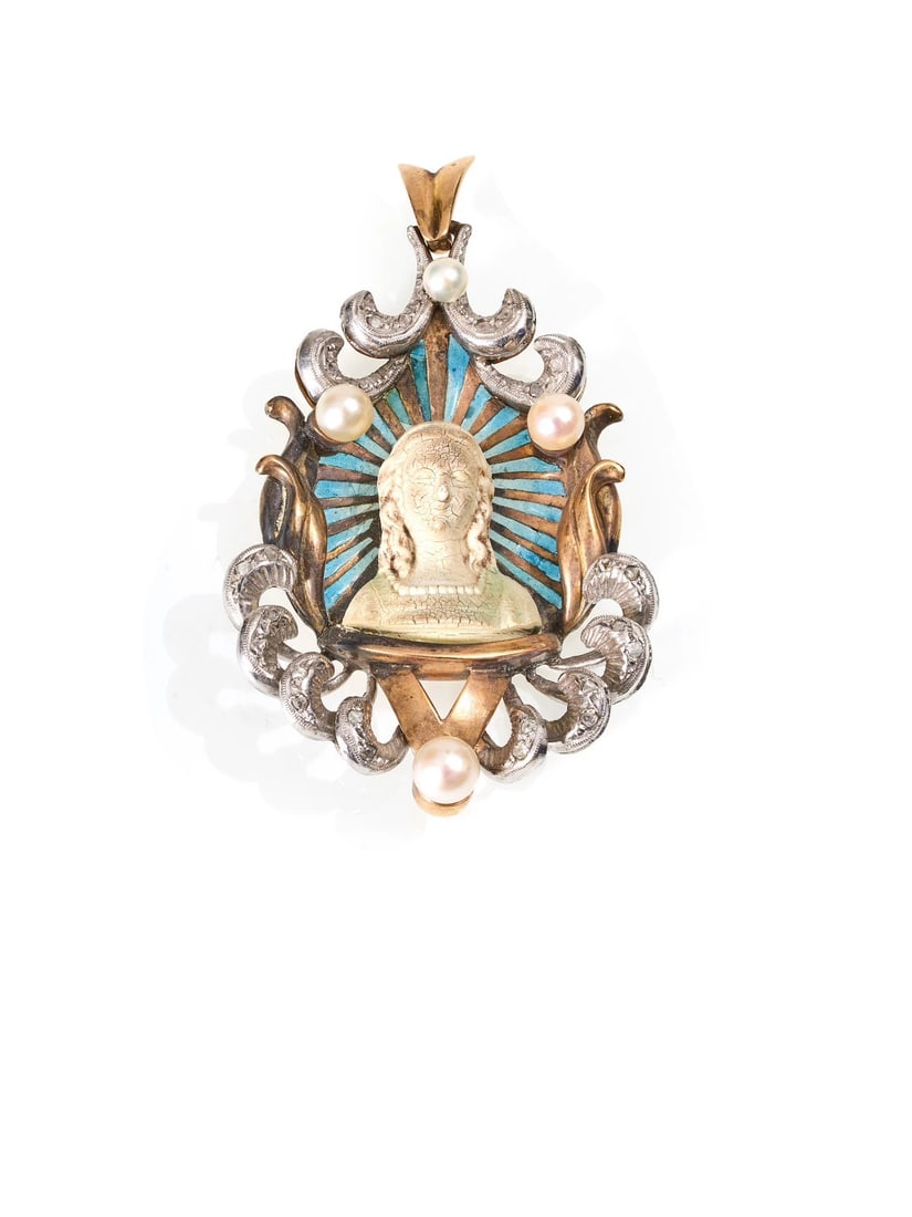 19th-Century Volcanic-Stone Carved 18K Gold Plique-a-Jour Enamel Diamond and Pearl Pendant: 5*3cm Wt:8.2g The centre of this pendant is set with a volcanic-rock sculptural figure. During the period, it was fashionable among European aristocrats and collectors to carve classical deities from 