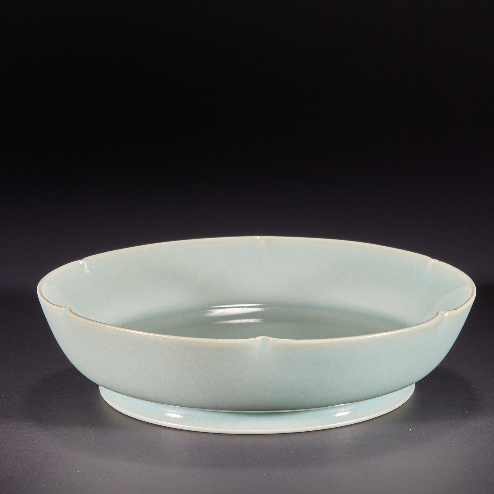 Before the Ming Dynasty, Ru kiln flower mouth plate: H:3.6cm W:14.5cm