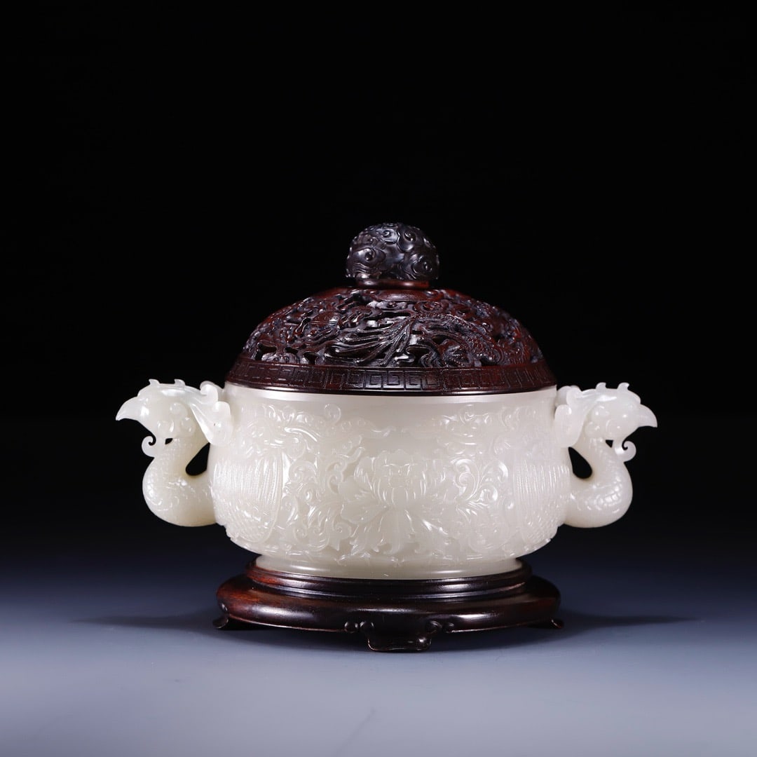 Hetian Yufeng Ear Furnace in Qing Dynasty: H8cm W13.8cm Weight713g