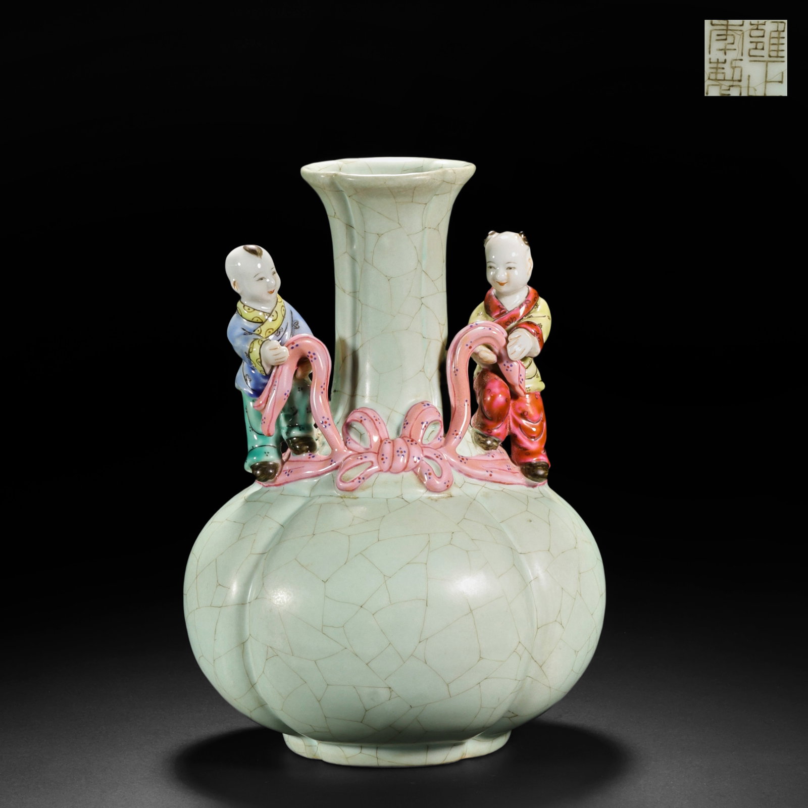 Qing Dynasty Heap Carved Characters Gua Leng Long Neck Lace-up Bottle: H17cm W13cm