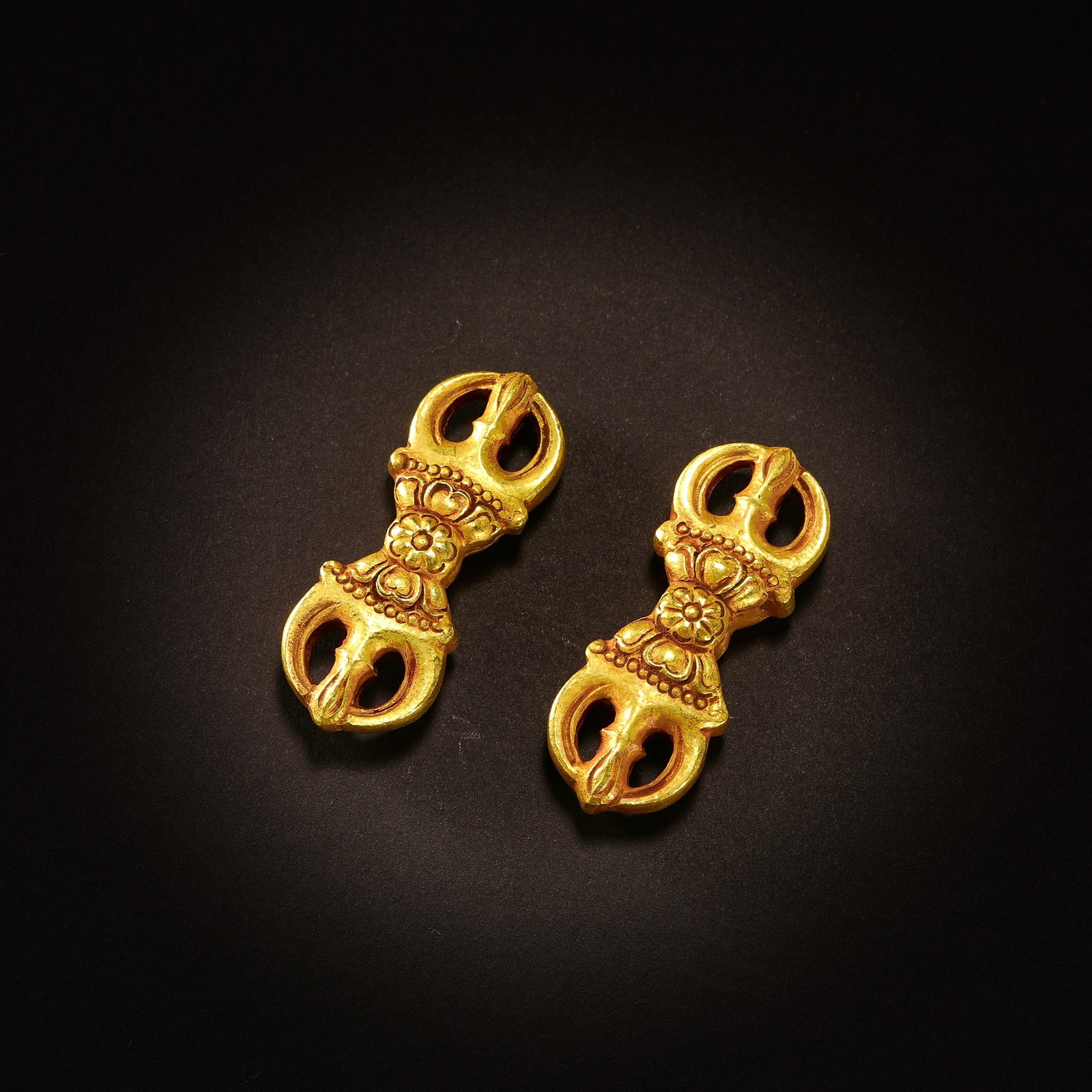 Gold artifacts before the Ming Dynasty: H3.5cm W1.3cm Weight14g