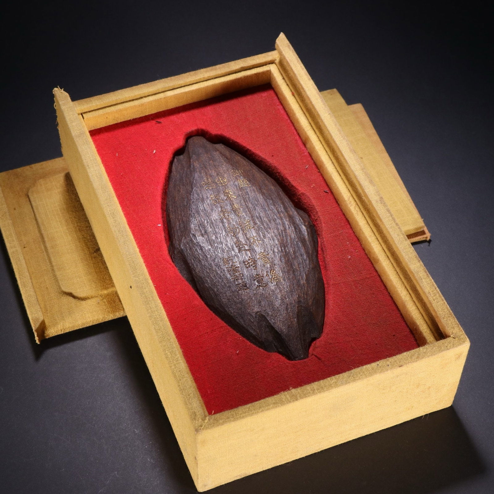 Qing Dynasty Imperial Title A Piece of Poetry and Text of Aquilarum: H15.5cm W7.5cm Weight117g