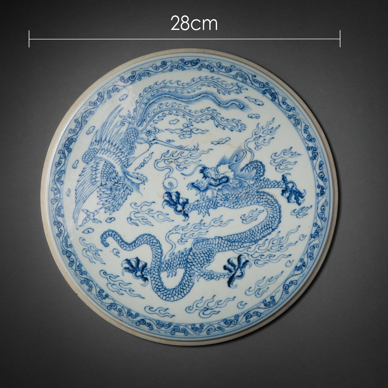 Ming Dynasty blue and white dragon pattern porcelain plate painting: Diameter28cm
