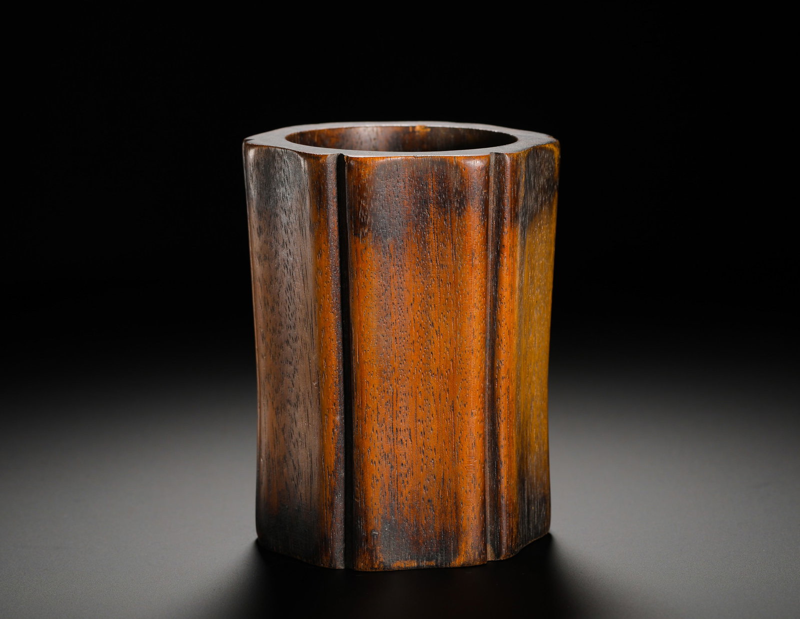 QING DYNASTY HUANGHUALI MELON RHOMBIC PLAIN PEN HOLDER: Height:12cm(4.72in) Width:9cm(3.54in) Weight:230g(0.51lb)Plain Huanghuali melon-lobed brush pot, six-sided melon shape, entirely uncarved, fine natural grain, mellow patina, simple elegant antique