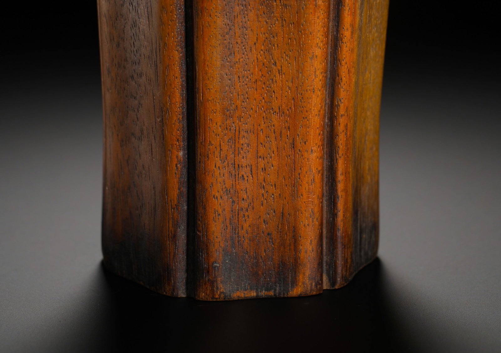 QING DYNASTY HUANGHUALI MELON RHOMBIC PLAIN PEN HOLDER - 3