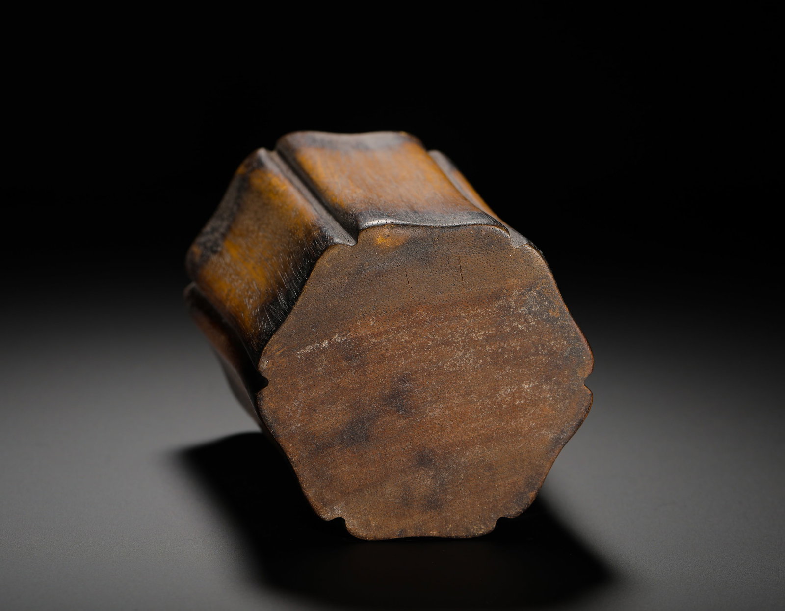 QING DYNASTY HUANGHUALI MELON RHOMBIC PLAIN PEN HOLDER - 9