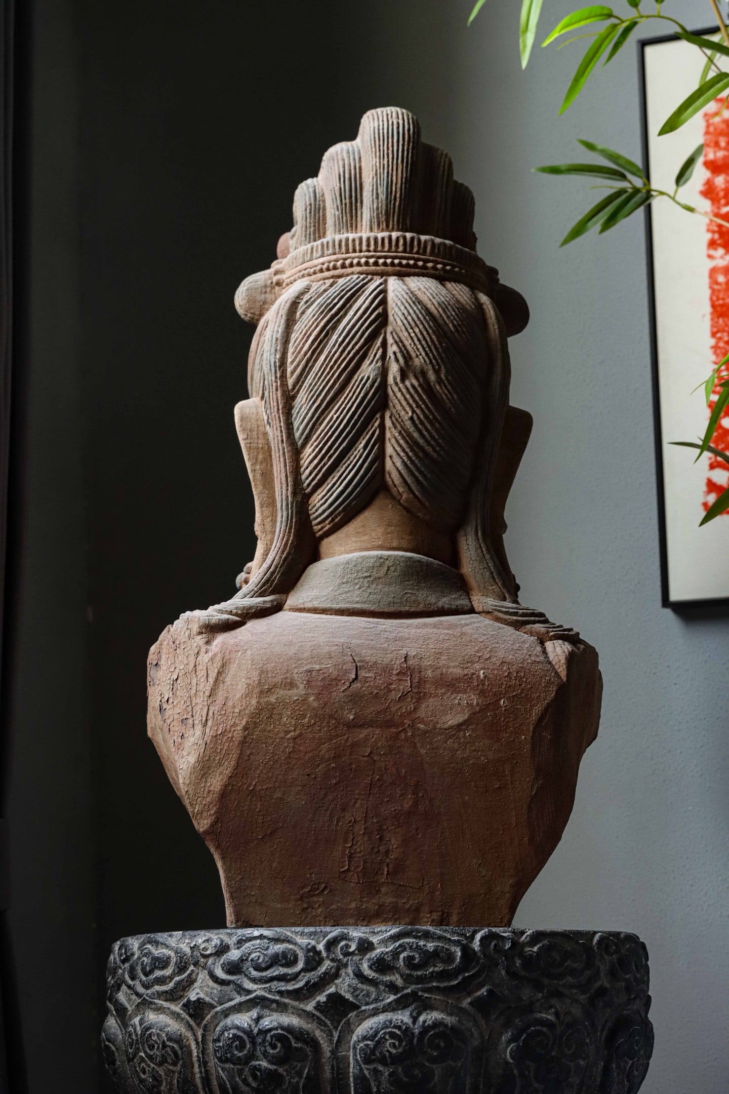 A WOOD CARVING OF A HALF-LENGTH STATUE OF GUANYIN FROM THE TANG DYNASTY - 7