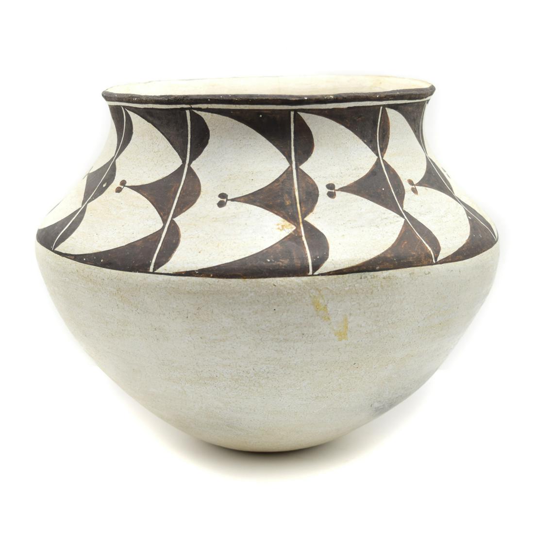 Marie Z. Chino - Acoma Jar c. 1960s (1 of 9)