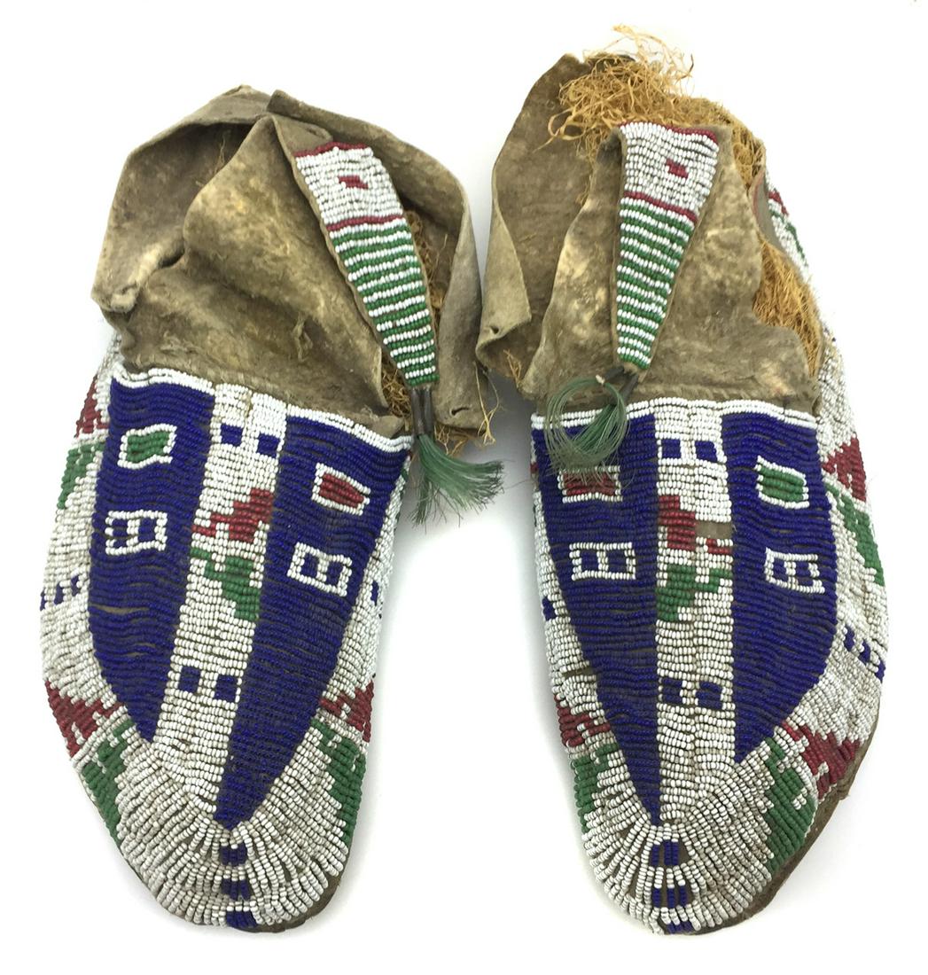Lakota / Sioux Beaded Moccasins Buffalo Paw 1890s (1 of 18)