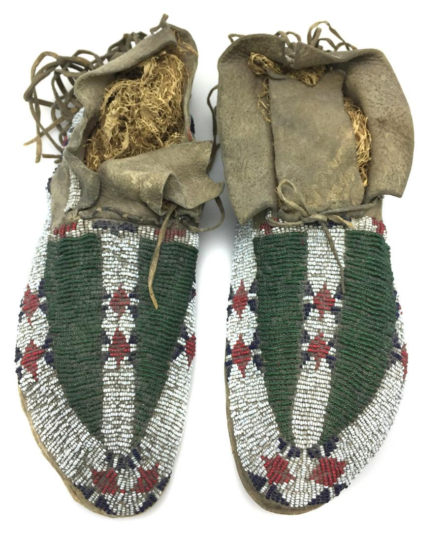 Lakota / Sioux Beaded Moccasins Buffalo Paw 1890s (1 of 13)