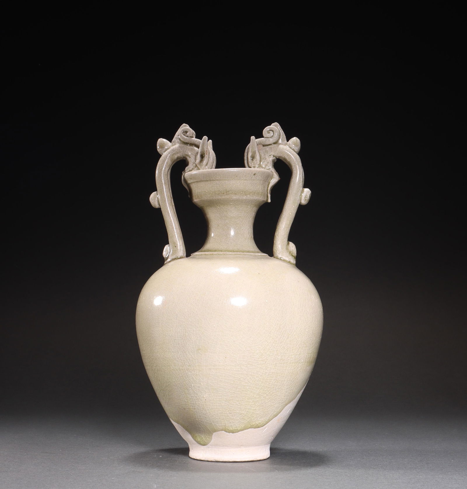 Blueish White Klin Bottle With Dragon Design: Blueish White Klin Bottle With Dragon DesignD:9.5cm H:17.2cm