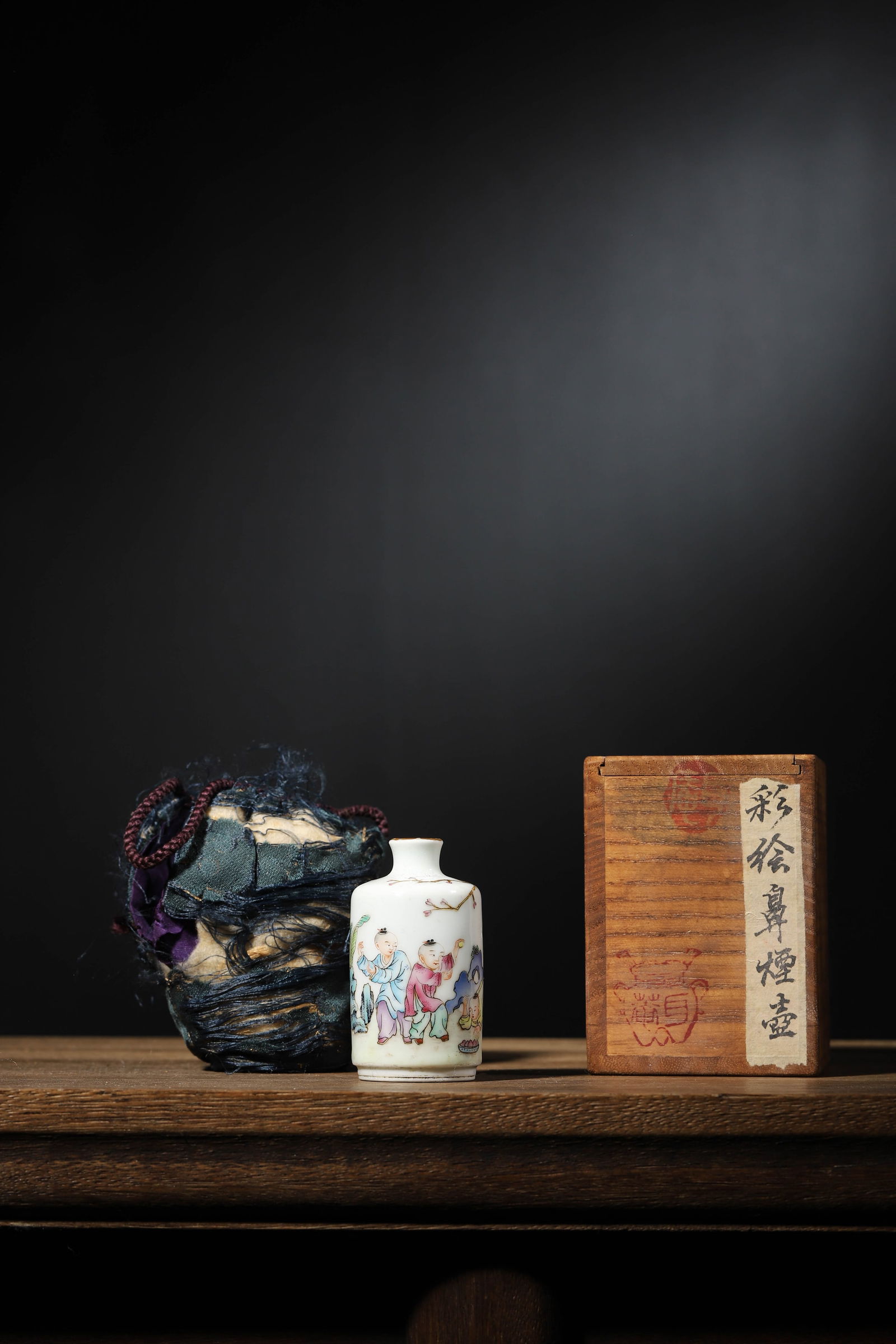 A FAMILLE ROSE 'BOYS' SNUFF BOTTLE, QIANLONG MARK (1 of 4)