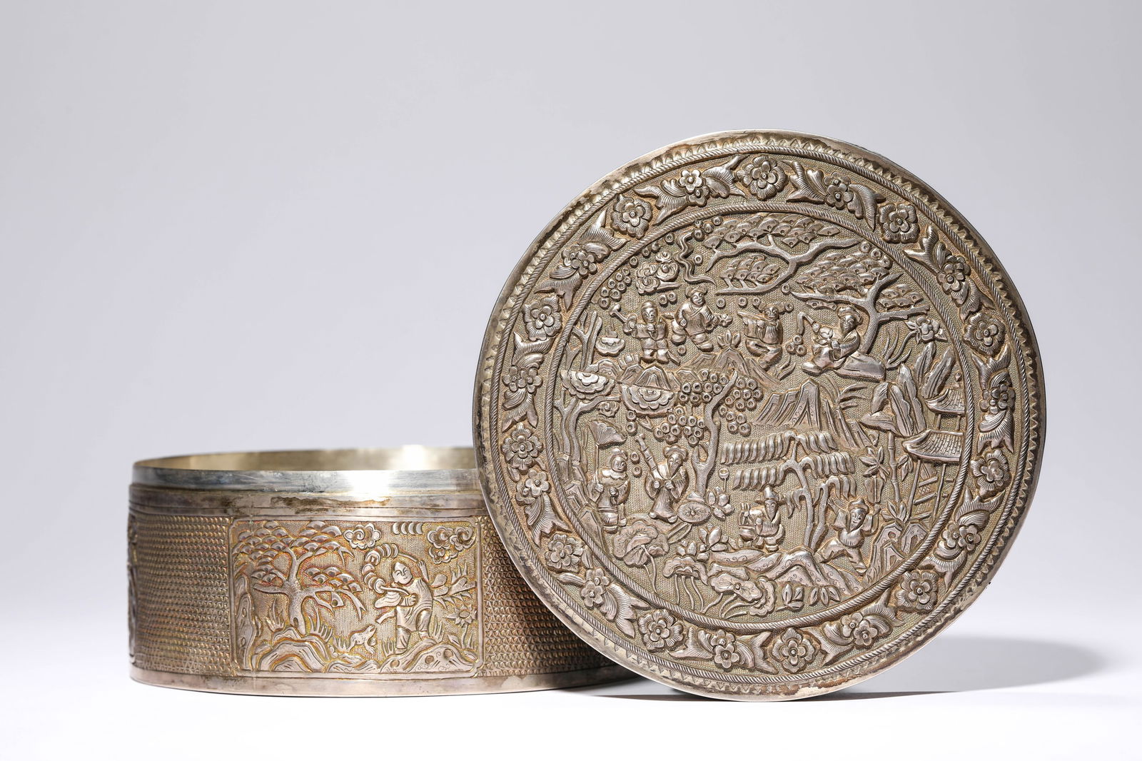 A Silver Story Box and Cover: A Silver Story Box and Cover(14.5 x 7.5 cm,Weight 600g)