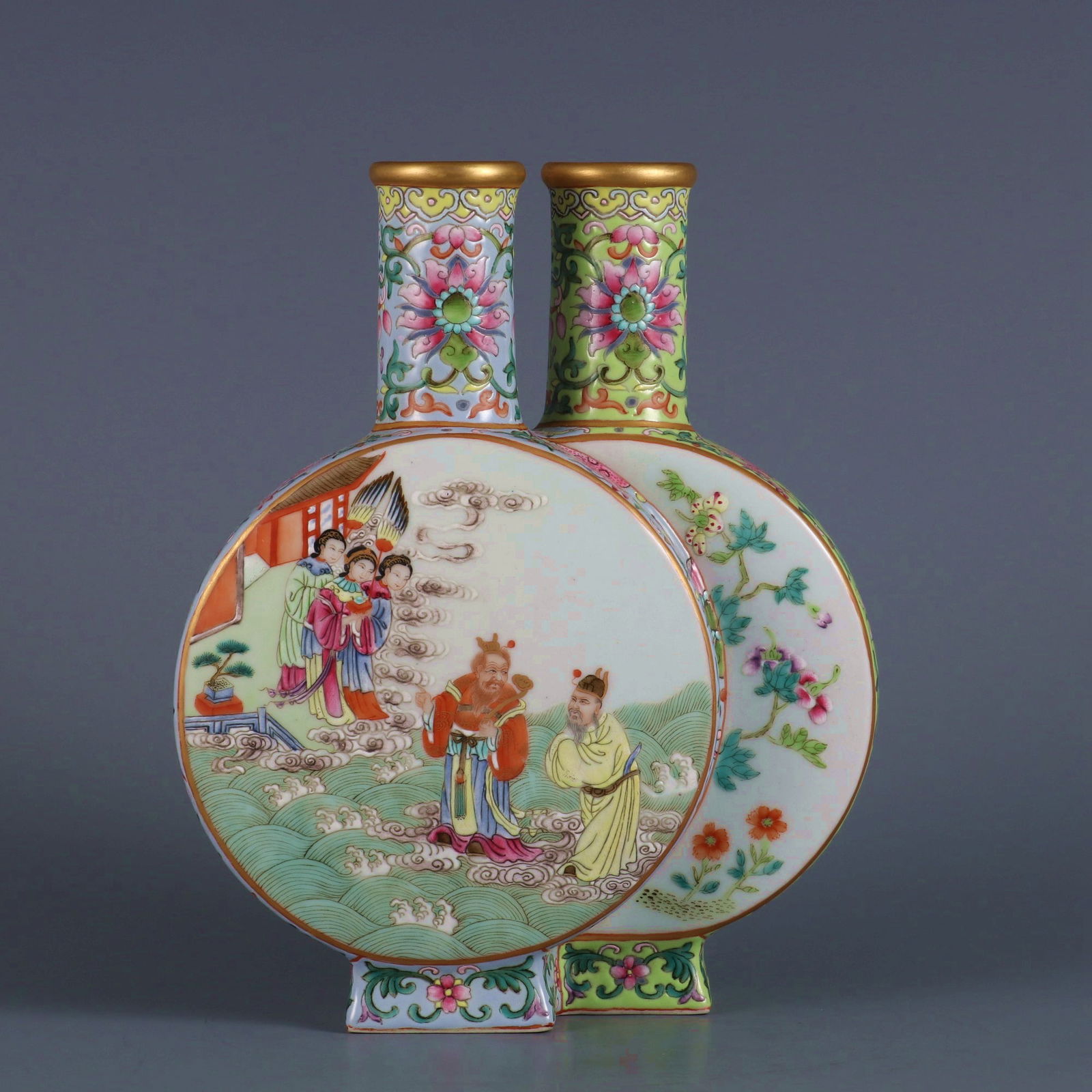 A FAMILLE ROSE FLASKS: A FAMILLE ROSE FLASKS H:19.5cm?D:15cm