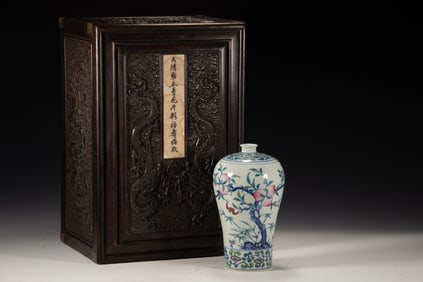 Doucai Peach Pattern Porcelain Vase