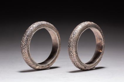 Pair of Silver Carved Flower Pattern Bangle