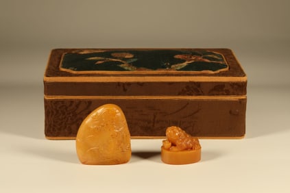 Pair of Shoushan Tianhuang Carved Beast Stone Seal