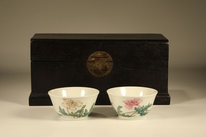 Pair of Famille Rose Flower Pattern Porcelain Bowl