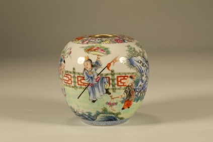 Famille Rose Playing Children Pattern Porcelain Pot