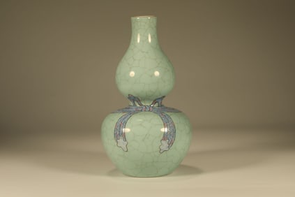 Famille Rose Bowknot Pattern Porcelain Gourd Shape Vase