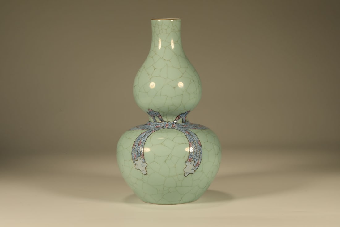 Famille Rose Bowknot Pattern Porcelain Gourd Shape Vase (1 of 6)