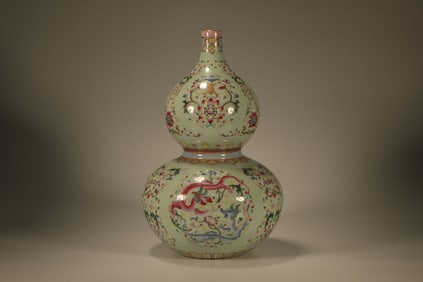 Bean Green Glazed Famille Rose Flower and Dragon Pattern Porcelain Gourd Shape Vase