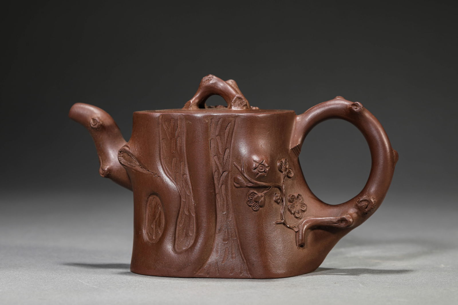 A Redware Teapot: A Redware Teapot (17.2 x 9.5 x 10cm)
