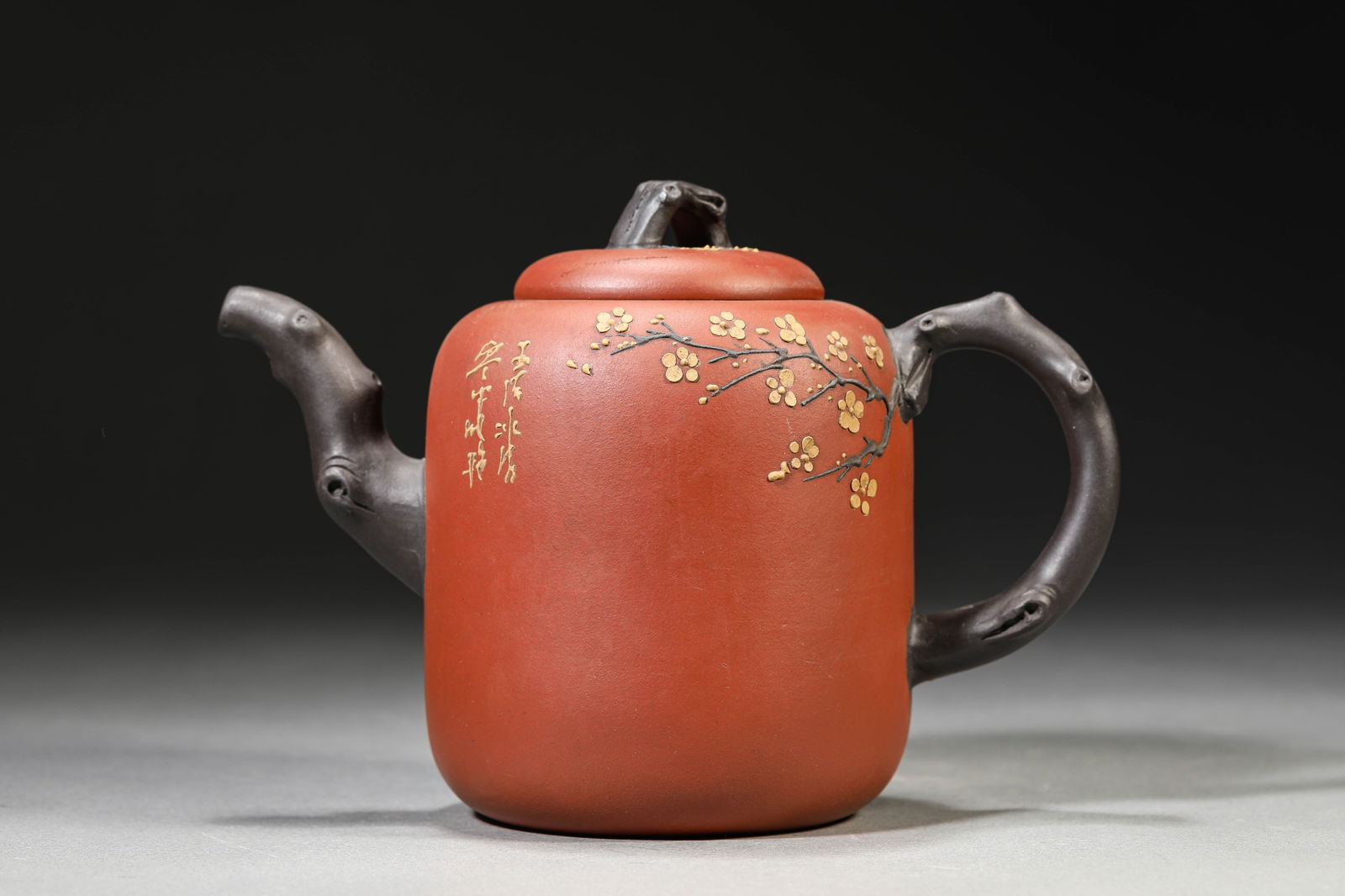A Redware Teapot: A Redware Teapot (18.7 x 10.2 x 13.3cm)