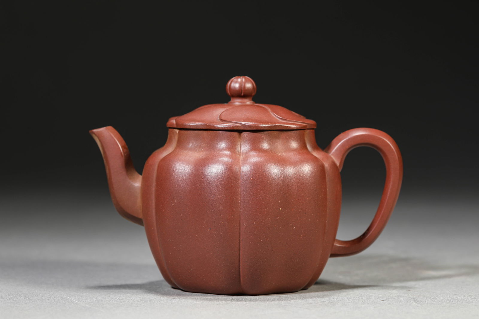 A Redware Teapot: A Redware Teapot (13 x 8.5 x 9.2cm)