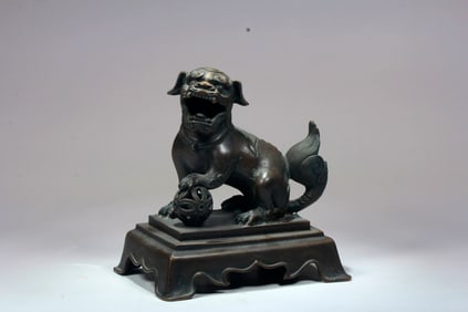 A LION PAPER WEIGHT