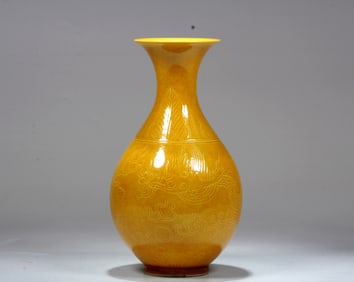 A YELLOW GLAZED 'DRAGON'VASE,YUHUCHUN