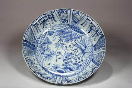 A BLUE AND WHITE 'DEER AND FLORAL'DISH