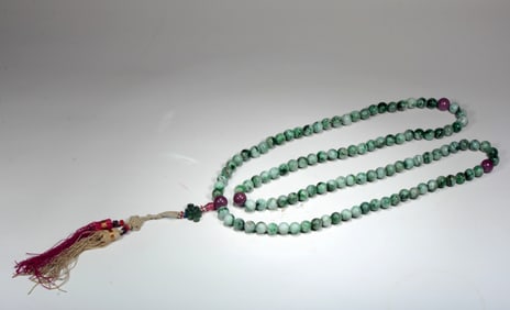 AN CHAIN OF EMERALD BEADS