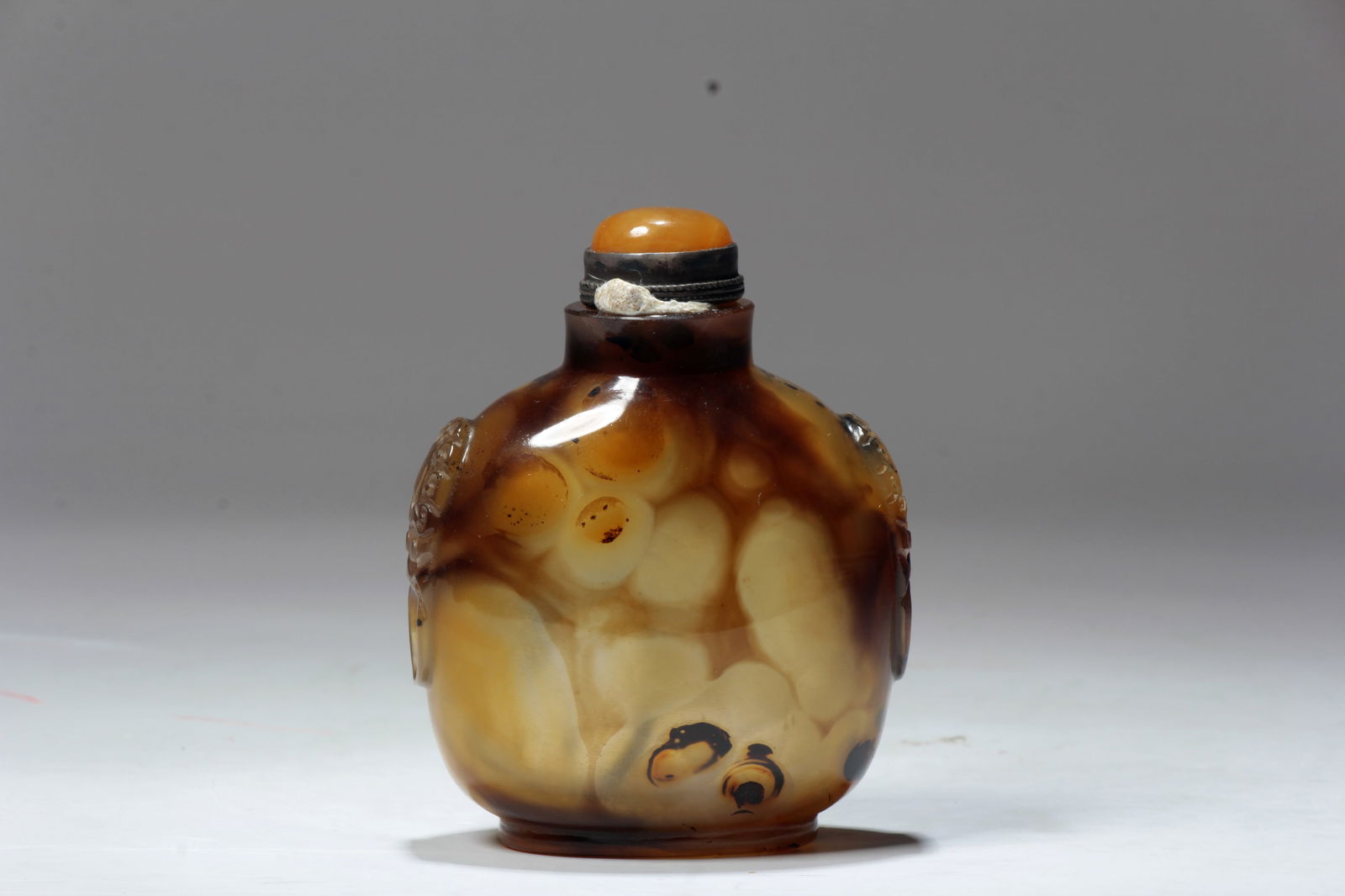 AN AGATE SNUFF BOTTLE: AN AGATE SNUFF BOTTLE H?8cm