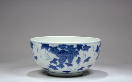 A BLUE AND WHITE 'GRAPES'BOWL