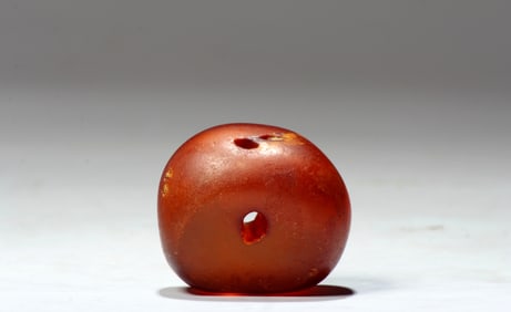 AN AMBER COURT BEAD