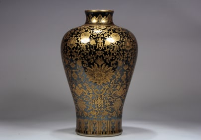 A VASE GOLD DECORATED VASE,MEI