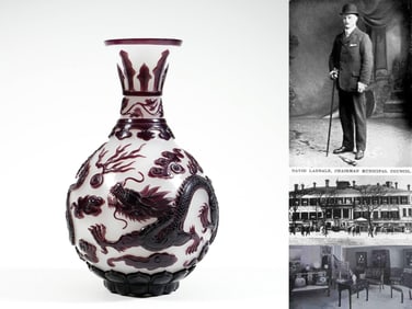 A GLASS 'DRAGON'VASE