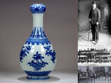 A BLUE AND WHITE GARLIC SHAPED VASE