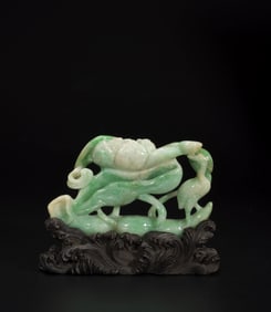A EMERALD JADE "HERON AND FLOWERS" ORNAMENT