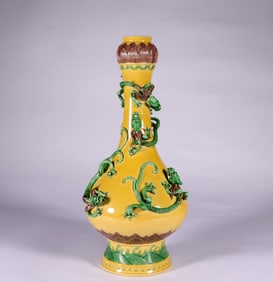 A SANCAI 'CHILONG' GARLIC SHAPE VASE